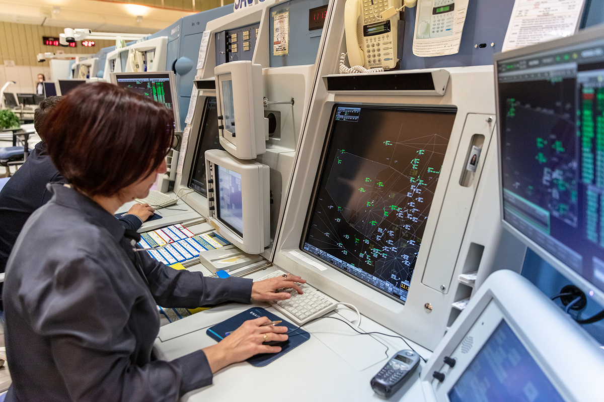 Controladora area en el Centro de Control de ENAIRE en Madrid 